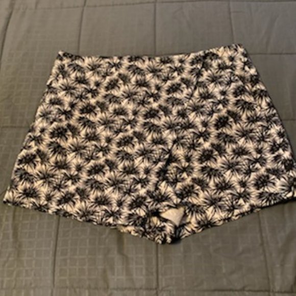 Michael Kors Pants - Michael Kors Palm Print Short/Skort